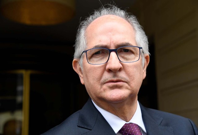 Member of Venezuela's opposition and Caracas mayor Antonio Ledezma poses after a press conference on April 3, 2018 in Paris. / AFP PHOTO / BERTRAND GUAY