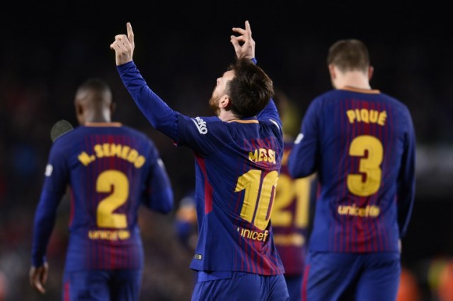 El delantero argentino Lionel Messi (C) celebra después de anotar un tercer gol en el partido de fútbol de la liga española entre el FC Barcelona y el Club Deportivo Leganes SAD en el estadio Camp Nou de Barcelona el 7 de abril de 2018. Josep LAGO / AFP
