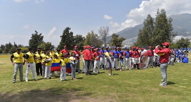Venezuelan immigrants pose for a picture during the inauguration of the Pichincha League Softball Championship, at Parque Bicentenario, in Quito on March 18, 2018. The increase in the number of Venezuelan immigrants in Ecuador leaded to growth of the softball league from four to 16 teams in the last years, with some 450 players in total. / AFP PHOTO / Rodrigo BUENDIA / TO GO WITH AFP STORY BY PAOLA LOPEZ