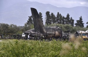 Sube a 257 la cifra de muertos por accidente de avión militar argelino