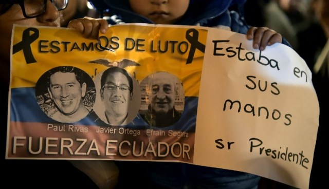 Friends and relatives of Ecuadorean murdered journalist Javier Ortega, photographer Paul Rivas and their driver Efrain Segarra, light candles and pray in front of Metropolitan Cathedral, in Quito on April 13, 2018. The three members of an Ecuadoran journalist team who died in captivity after being abducted by a Colombian rebel group were following a story on violence that ended up costing their lives. / AFP PHOTO / RODRIGO BUENDIA
