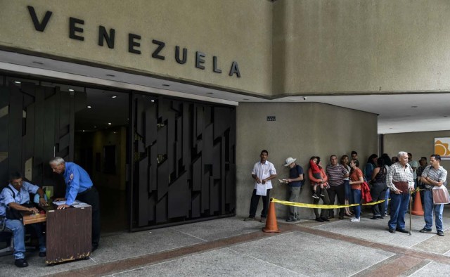 Venezolanos esperan frente al consulado de Chile en Caracas para solicitar visa (Foto archivo AFP / Luis ROBAYO)