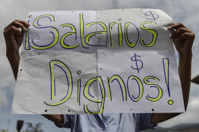 ExigeN al Gobierno que cumpla con las mejoras salariales aprobadas en octubre de 201. AFP PHOTO / Luis ROBAYO