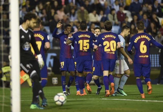 Los jugadores del FC Barcelona celebran un gol del delantero español Paco Alcacer (2L) durante el partido de fútbol de la liga española entre el RC Celta de Vigo y el FC Barcelona en el estadio Balaidos de Vigo el 17 de abril de 2018.  MIGUEL RIOPA / AFP