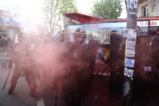  La policía antidisturbios de CRS choca con los manifestantes en una manifestación el 19 de abril de 2018 en París, como parte de un día de protesta de varias ramas convocado por los sindicatos franceses CGT y Solidaires contra las políticas del presidente francés en medio de una huelga ferroviaria y la diseminación de estudiantes En s. El presidente de Francia se enfrentó a protestas masivas el 19 de abril cuando los sindicalistas buscan galvanizar a los estudiantes enojados, los trabajadores del sector público y los conductores de trenes en huelga en un movimiento conjunto en contra de su impulso múltiple para reformar la economía francesa. / AFP PHOTO / Zakaria ABDELKAFI