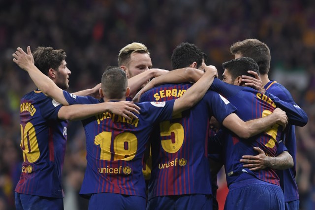 Barcelona's players celebrate after Brazilian midfielder Philippe Coutinho scored during the Spanish Copa del Rey (King's Cup) final football match Sevilla FC against FC Barcelona at the Wanda Metropolitano stadium in Madrid on April 21, 2018. / AFP PHOTO / LLUIS GENE
