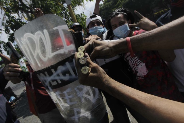 Students show bullet casings during a protest against government's reforms in the Institute of Social Security (INSS) in Managua on April 21, 2018. Violent protests against a proposed change to Nicaragua's pension system have left at least 10 people dead over two days, the government said Friday. In the biggest protests in President Daniel Ortega's 11 years in office in this poor Central American country, people are angry over the plan because workers and employers would have to chip in more toward the retirement system. / AFP PHOTO / INTI OCON