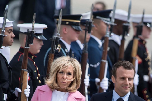 French President Emmanuel Macron and his wife Brigitte Macron arrive at Joint Base Andrews in Maryland on April 23, 2018. President Macron is in the US on a three-day state visit. / AFP PHOTO / Brendan Smialowski