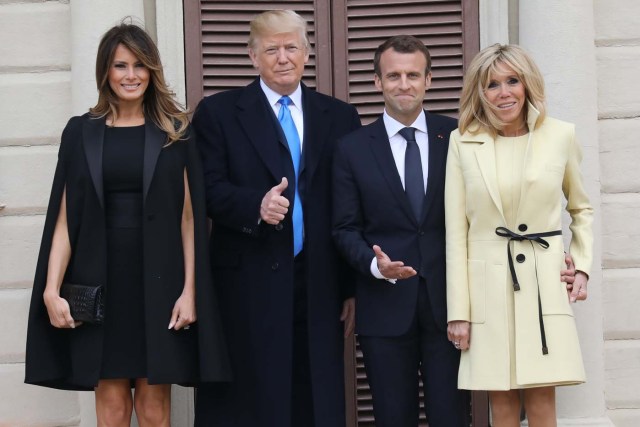 (L-R) US first lady Melania Trump, husband US President Donald Trump, French President Emmanuel Macron and his wife first lady Brigitte Macron pose at Mount Vernon, the estate of the first US President George Washington, in Mount Vernon, Virginia, April 23, 2018. / AFP PHOTO / Ludovic MARIN