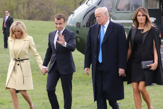 French first lady Brigitte Macron and French President Emmanuel Macron walk with US President Donald Trump and US first lady Melania Trump upon arrival at Mount Vernon, the estate of the first US President George Washington, in Mount Vernon, Virginia, April 23, 2018. / AFP PHOTO / Ludovic MARIN