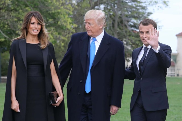 French President Emmanuel Macron stands with US President Donald Trump and US first lady Melania Trump at Mount Vernon, the estate of the first US President George Washington, in Mount Vernon, Virginia, April 23, 2018. / AFP PHOTO / Ludovic MARIN