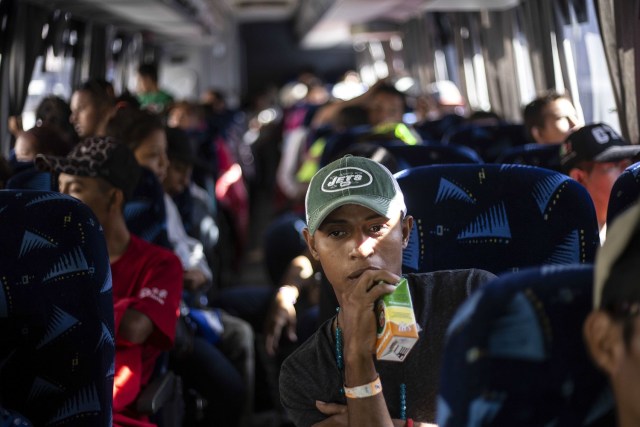 Central American migrants travelling in the "Migrant Via Crucis" caravan arrive at Juventud 2000 shelter in Tijuana, Baja California state,Mexico, on April 24, 2018. The annual caravan, whose numbers have dwindled to about 600 people since it started on the border with Guatemala on March 25, is nearing the US border. The activists leading it said they would help some 200 migrants request asylum in the United States because they are fleeing violence or repression. / AFP PHOTO / GUILLERMO ARIAS