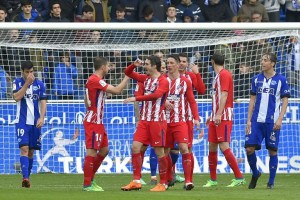 El Atlético la pasó mal para ganar al Alavés: Se mantiene a cuatro puntos sobre el Madrid