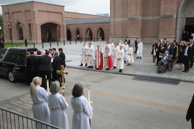 HOUSTON, TX - APRIL 21: The remains of former first lady Barbara Bush are carried from St. Martin's Episcopal Church following her funeral service on April 21, 2018 in Houston, Texas. Bush, wife of former president George H. W. Bush and mother of former president George W. Bush, died at her home in Houston on April 17 at the age of 92. Scott Olson/Getty Images/AFP