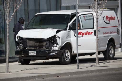 La policía inspecciona una camioneta sospechosa de estar involucrada en una colisión que hirió al menos a ocho personas en Yonge St. y Finch Ave. el 23 de abril de 2018 en Toronto, Canadá. Un sospechoso está bajo custodia luego de que una furgoneta blanca chocara con múltiples peatones. Cole Burston / Getty Images / AFP Cole Burston / GETTY IMAGES NORTH AMERICA / AFP