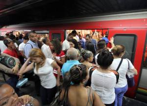 Para variar, el Metro de Caracas presenta retraso en dos de sus líneas