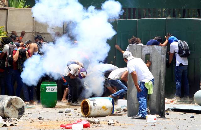 Varias personas se parapetan durante las protestas en la Universidad Agraria de Managua, ayer. OSWALDO RIVAS REUTERS