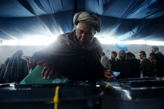 Un hombre vota en un colegio electoral en Kabul (Afganistán), el 5 de abril de 2014. SHAH MARAI AFP