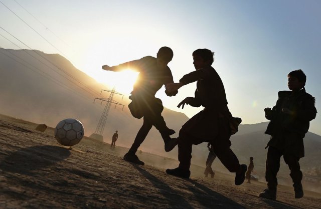 Unos niños juegan al fútbol en Kabul (Afganistán), el 23 de noviembre de 2014. SHAH MARAI AFP