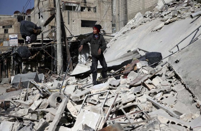 Un menor entre los restos de un edificio en Duma, Siria, mar 5, 2018. REUTERS/Bassam Khabieh