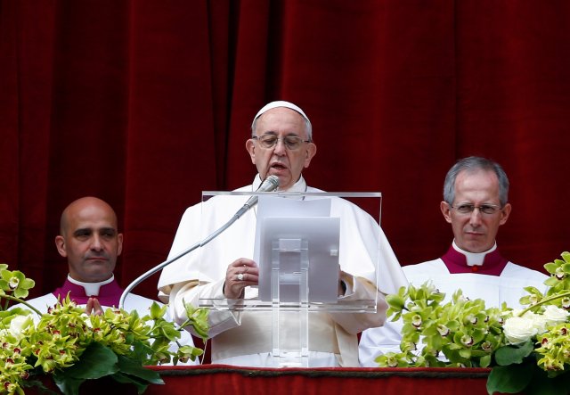 Pope Francis delivers his Easter message in the Urbi et Orbi (to the city and the world) address from the balcony overlooking St. Peter's Square at the Vatican April 1, 2018. REUTERS/Stefano Rellandini