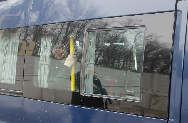 Un minibús, supuestamente transportando a diplomáticos rusos y sus familiares, que fueron expulsados de los EE. UU., Sale del territorio del aeropuerto de Vnukovo a las afueras de Moscú, Rusia, el 1 de abril de 2018. REUTERS / Maxim Shemetov
