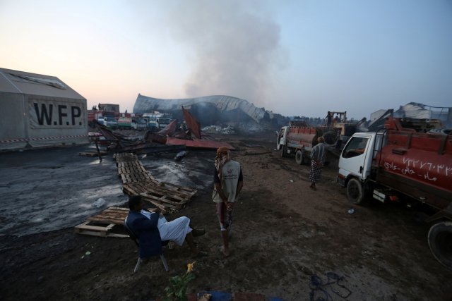 El humo sale de un almacén del Programa Mundial de Alimentos un día después de que el fuego lo envolvió en la ciudad portuaria de Hodeida, Yemen, el 1 de abril de 2018. REUTERS / Abduljabbar Zeyad