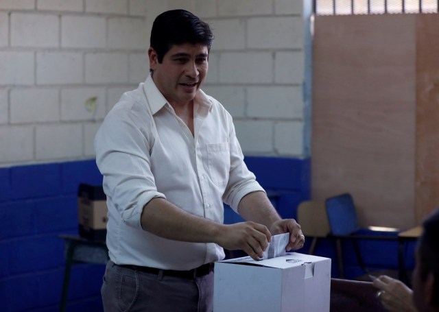 Carlos Alvarado Quesada, candidato presidencial del oficialista Partido Acción Ciudadana (PAC), sufraga en las en un centro de votación en San José, Costa Rica, 1 abril, 2018. REUTERS/José Cabezas