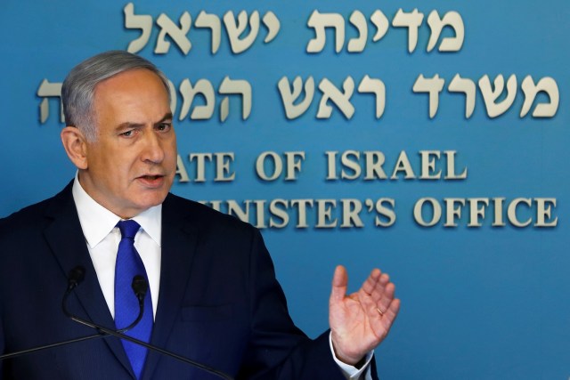El primer ministro de Israel, Benjamin Netanyahu, en una rueda de prensa en su gabinete en Jerusalén, abr  2, 2018. REUTERS/Ronen Zvulun