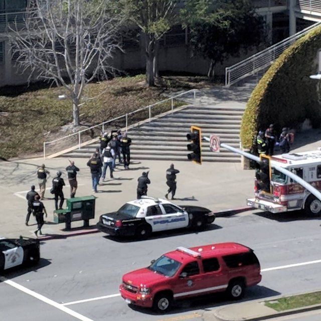 Imágenes de la sede de YouTube en San Bruno en California tras la alerta por un posible tiroteo en el lugar. Foto de redes sociales. 3 de abril de 2018. GRAEME MACDONALD/via REUTERS