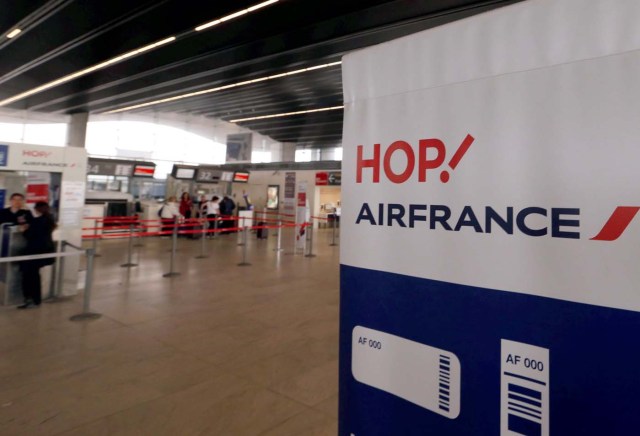 Passengers arrive at the Air France check-in at Bordeaux-Merignac airport, as Air France pilots, cabin and ground crews unions call for a strike over salaries in Merignac near Bordeaux, France April 7, 2018. REUTERS/Regis Duvignau