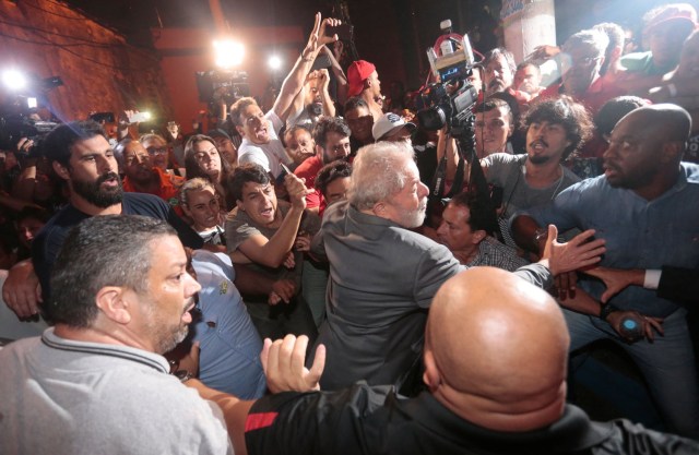 Former Brazilian president Luiz Inacio Lula da Silva leaves the steel workers union, in Sao Bernardo do Campo, Brazil April 7, 2018. REUTERS/Leonardo Benassatto