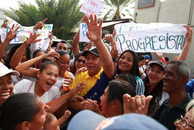 Venezuelan presidential candidate Henri Falcon waves during a campaign event in Maracay, Venezuela April 11, 2018. Picture taken April 11, 2018. REUTERS/Adriana Loureiro