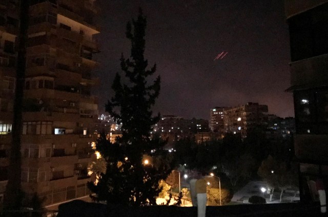 Fuego antiaéreo, en Damasco, la capital de Siria. 14 de abril de 2018. REUTERS/Feras Makdesi