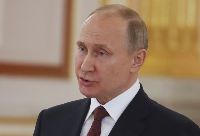 El presidente ruso Vladimir Putin habla durante una ceremonia en Moscú, Rusia, 11 de abril 2018. Sergei Ilnitsky/Pool via REUTERS