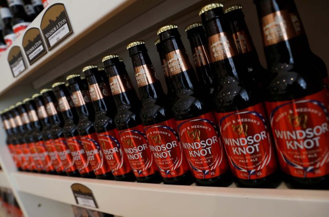 Botellas de Harry y Meghan Windsor Knot pale ale se ven en exhibición en la fábrica de cerveza Windsor and Eton en Windsor, Gran Bretaña 11 de abril de 2018. Fotografía tomada el 11 de abril de 2018. REUTERS / Peter Nicholls