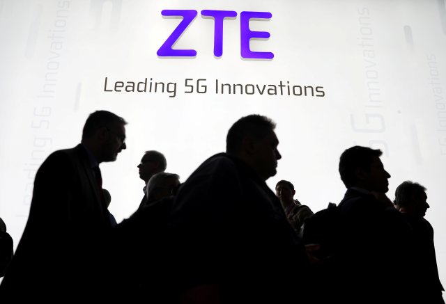 Los visitantes pasan frente al stand del grupo chino de equipos de telecomunicaciones ZTE Corp en el Mobile World Congress en Barcelona, España, el 26 de febrero de 2018. REUTERS / Sergio Perez / File Photo