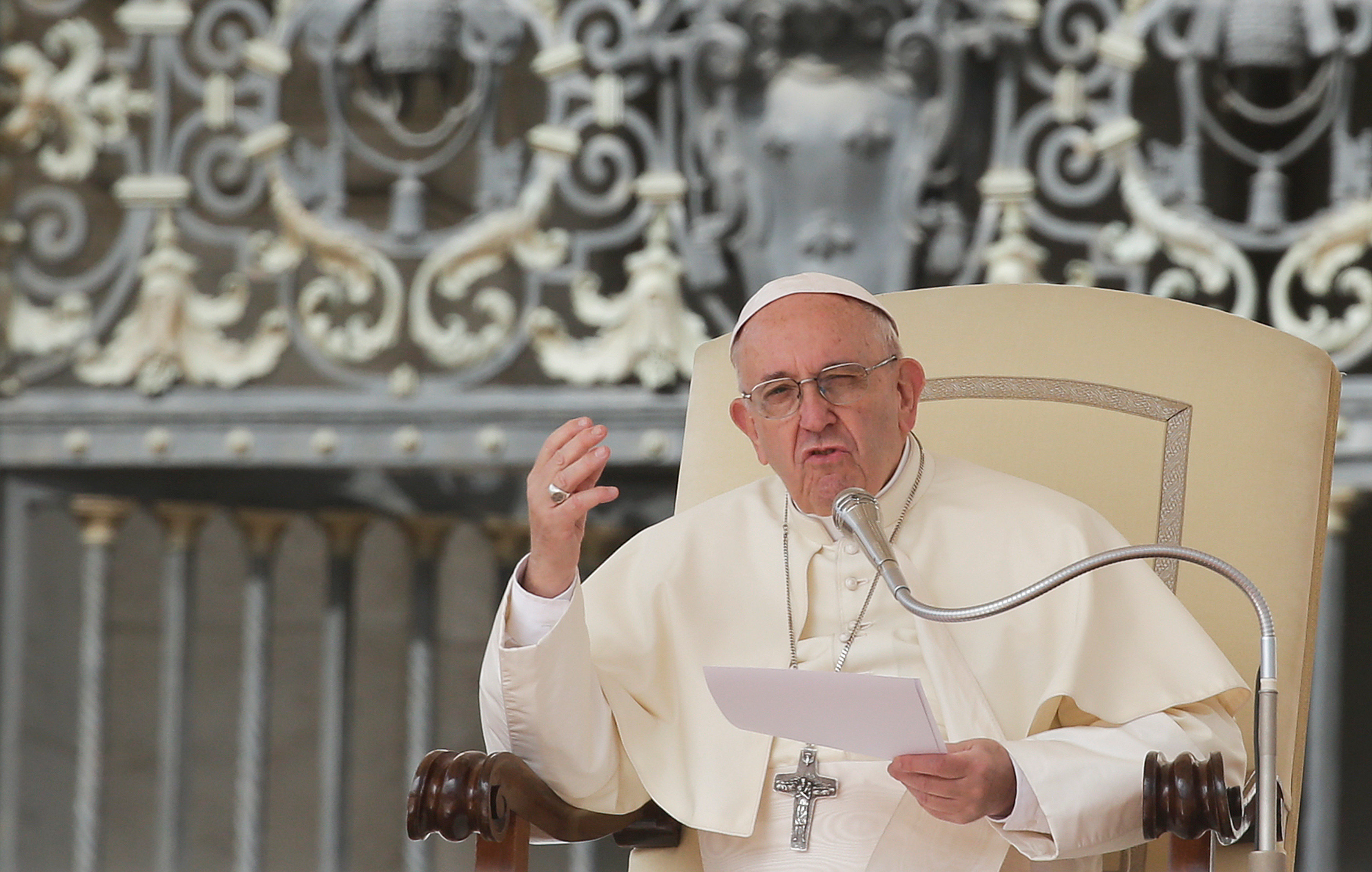 El Papa pide que se enseñe bien a hacer la señal de la cruz a los niños
