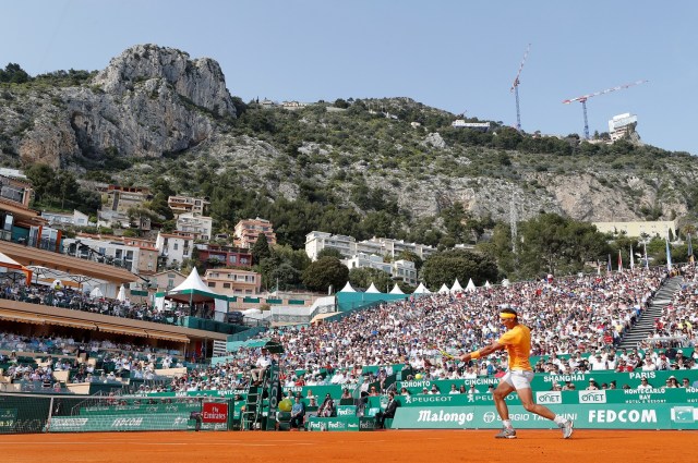 El tenista español Rafael Nadal golpea una pelota durante su partido ante el esloveno Aljaz Bedene en el Masters de Montecarlo, Mónaco. 18 abril 2018. REUTERS/Eric Gaillard
