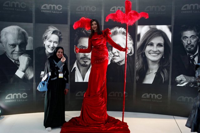 Una mujer posa durante la apertura de la primera sala de cine comercial en Arabia Saudita en casi 40 años, en Riad, Arabia Saudita, 18 de abril de 2018.  REUTERS/Faisal Al Nasser