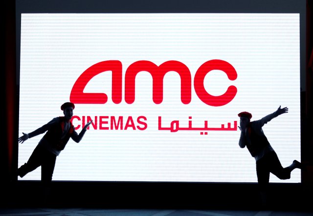 Dos personas actúan en la apertura de la primera sala de cine comercial en Arabia Saudita en casi 40 años, en Riad, Arabia Saudita, 18 de abril de 2018.  REUTERS/Faisal Al Nasser