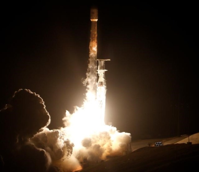 Imagen de archivo del lanzamiento de un cohete SpaceX Falcon 9 desde la Base de la Fuerza Aérea de Vandenberg, California, EEUU, Febrero 22, 2018.  REUTERS/Gene Blevins