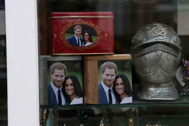 Recuerdos del príncipe Harry y su prometida Meghan Markle de Gran Bretaña se exhiben en una tienda cerca del castillo de Windsor en Windsor, Gran Bretaña, el 1 de abril de 2018. Fotografía tomada el 1 de abril de 2018. REUTERS / Simon Dawson