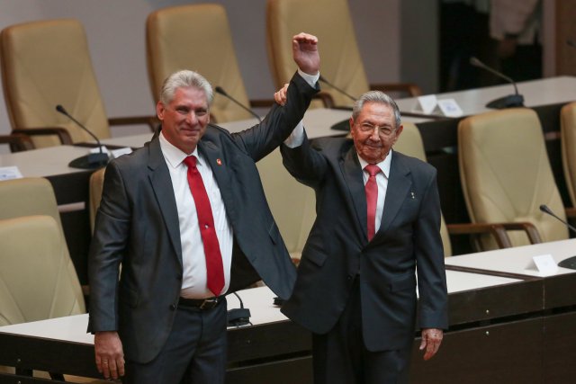 El nuevo presidente de Cuba, Miguel Díaz-Canel (a la izquierda en la imagen), junto al mandatario saliente, Raúl Castro, en la Asamblea Nacional en La Habana, abr 19, 2018. REUTERS/Alexandre Meneghini/Pool