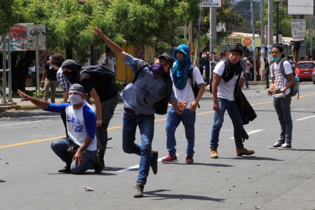 Un estudiante universitario arroja una piedra contra la policía antidisturbios durante una protesta contra las reformas que implementan cambios en los planes de pensiones del Instituto Nicaragüense de Seguridad Social (INSS) en Managua, Nicaragua, el 19 de abril de 1818. REUTERS / Oswaldo Rivas