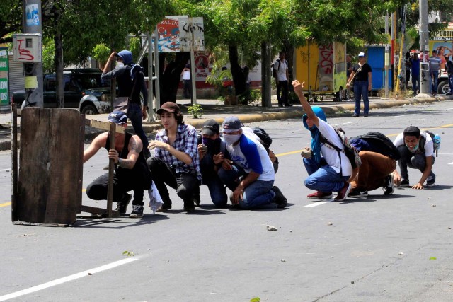 Estudiantes universitarios participan en una protesta contra las reformas que implementan cambios a los planes de pensiones del Instituto Nicaragüense de Seguridad Social (INSS) en Managua, Nicaragua, el 19 de abril de1818. REUTERS / Oswaldo Rivas