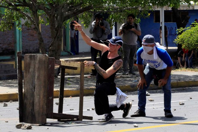Un estudiante universitario arroja una piedra contra la policía antidisturbios durante una protesta contra las reformas que implementan cambios en los planes de pensiones del Instituto Nicaragüense de Seguridad Social (INSS) en Managua, Nicaragua, el 19 de abril de 1818. REUTERS / Oswaldo Rivas