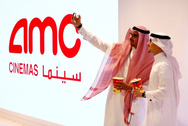 FOTO DE ARCHIVO: Dos hombres sauditas se toman una selfie en la primera sala de cine comercial de Arabia Saudita en 40 años en Riad, Arabia Saudita, 18 de abril de 2018.  REUTERS/Faisal Al Nasser/File Photo