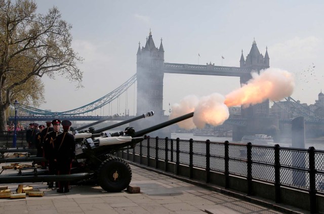 Members of the Honourable Artillery Company fire a 62-gun salute across the River Thames to mark the 92nd birthday of Britain's Queen Elizabeth, at the Tower of London, Britain April 21, 2018.  REUTERS/Henry Nicholls