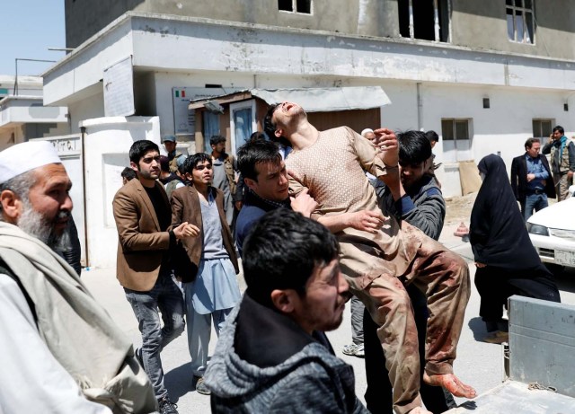 ATTENTION EDITORS - VISUAL COVERAGE OF SCENES OF INJURY OR DEATH Relatives of the victims carry an injured man outside a hospital after a suicide attack in Kabul, Afghanistan April 22, 2018.REUTERS/Mohammad Ismail TEMPLATE OUT